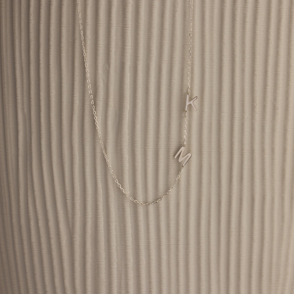 Collar con inicial lateral 