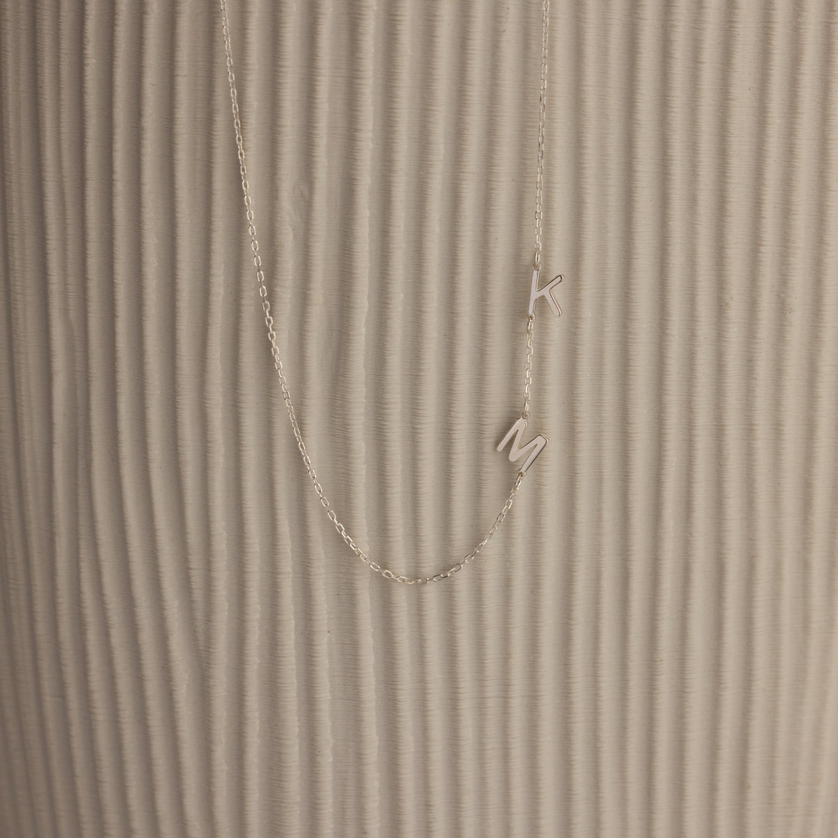 Collar con inicial lateral 