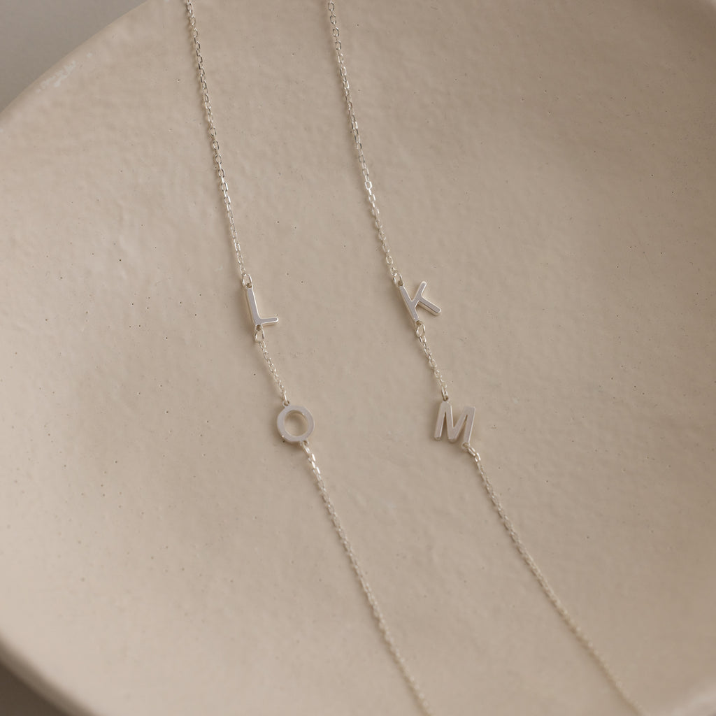 Collar con inicial lateral 