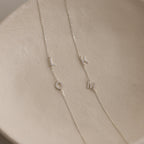 Collar con inicial lateral 