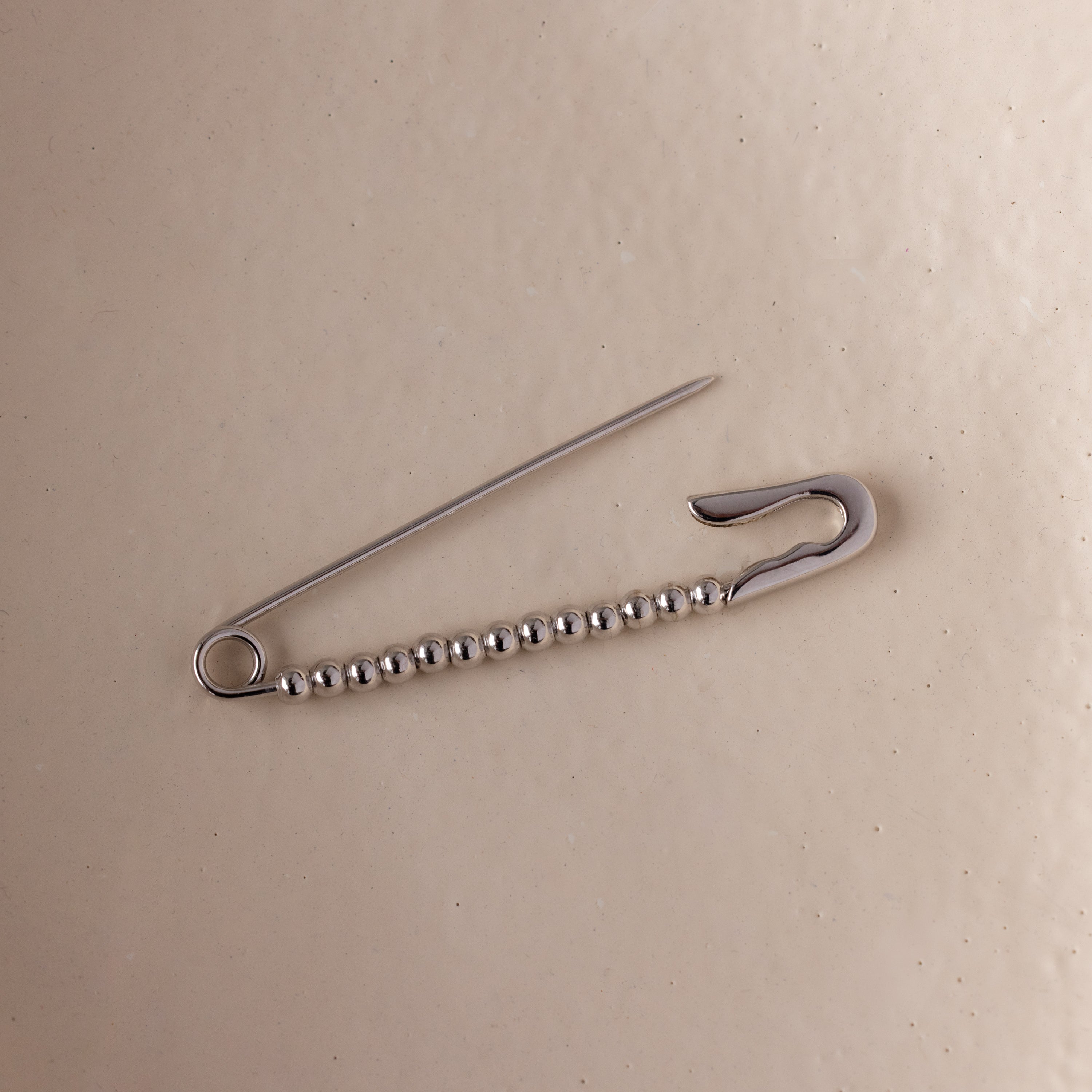Broche à breloques en argent sterling avec perles