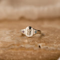 Anillo de sello con piedra de nacimiento inicial