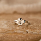 Anillo de sello con piedra de nacimiento inicial