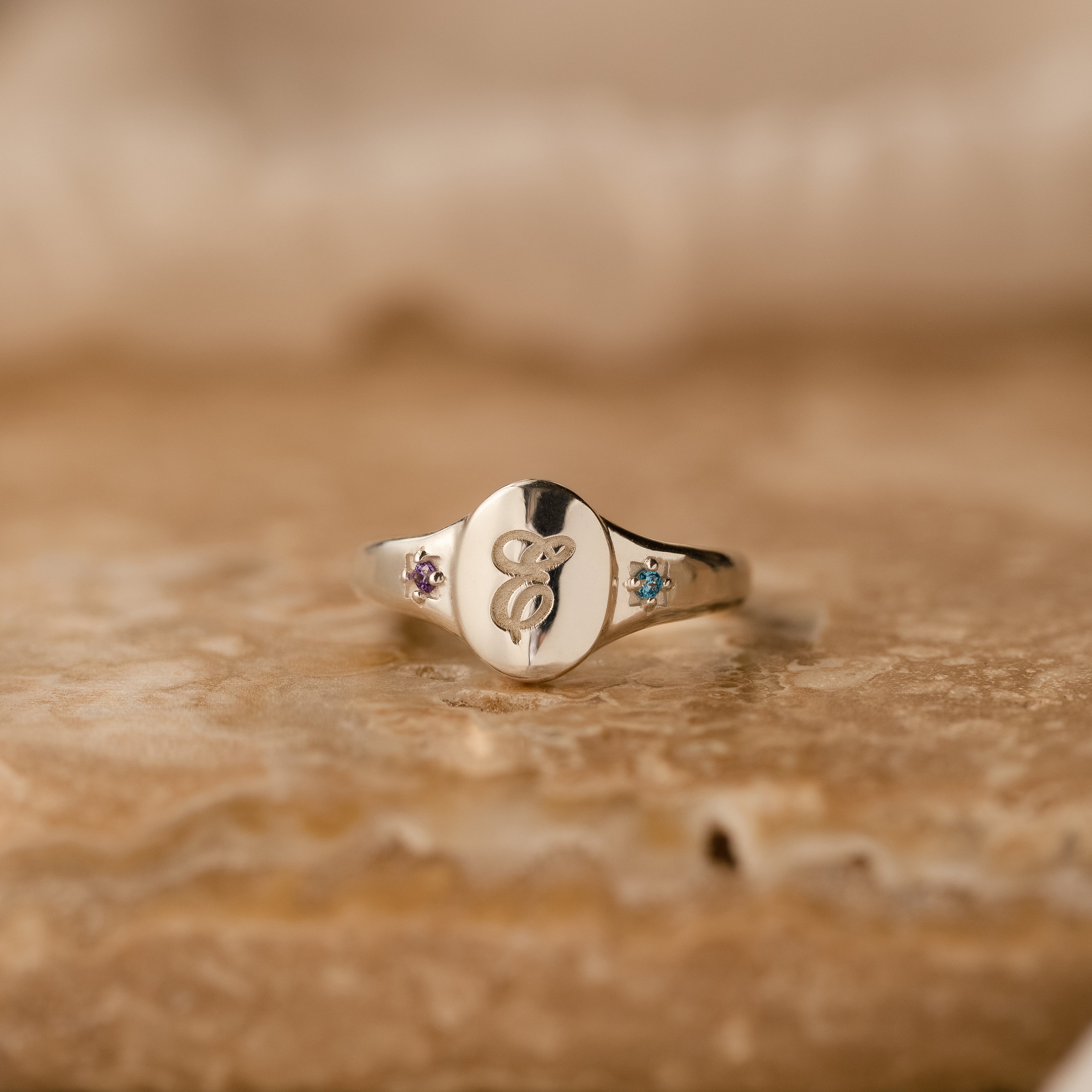 Anillo de sello con piedra de nacimiento inicial