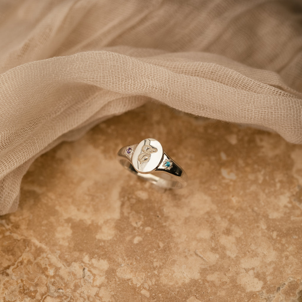 Anillo de sello con piedra de nacimiento inicial