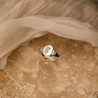 Anillo de sello con piedra de nacimiento inicial