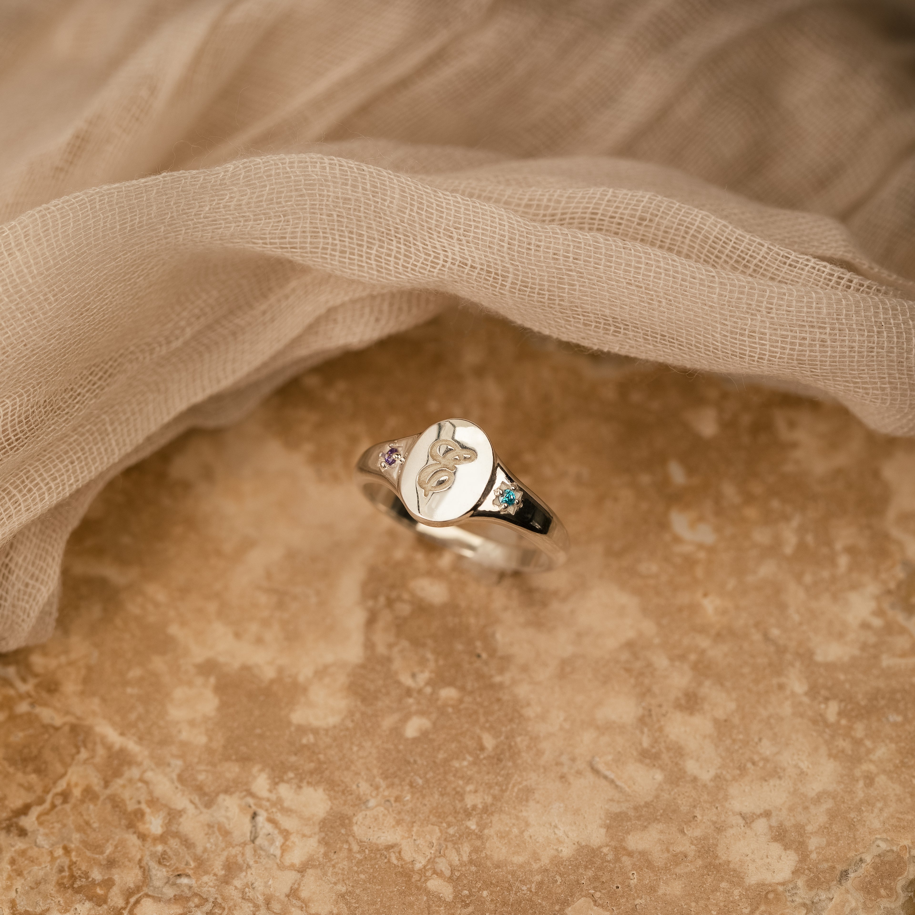 Anillo de sello con piedra de nacimiento inicial