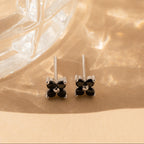 Tachuelas de flores negras