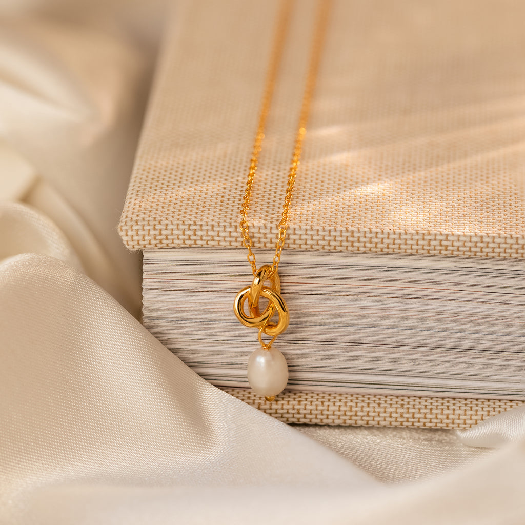 Collar de perlas con nudo delicado
