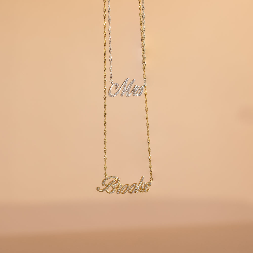 Collar elegante con nombre en pavé