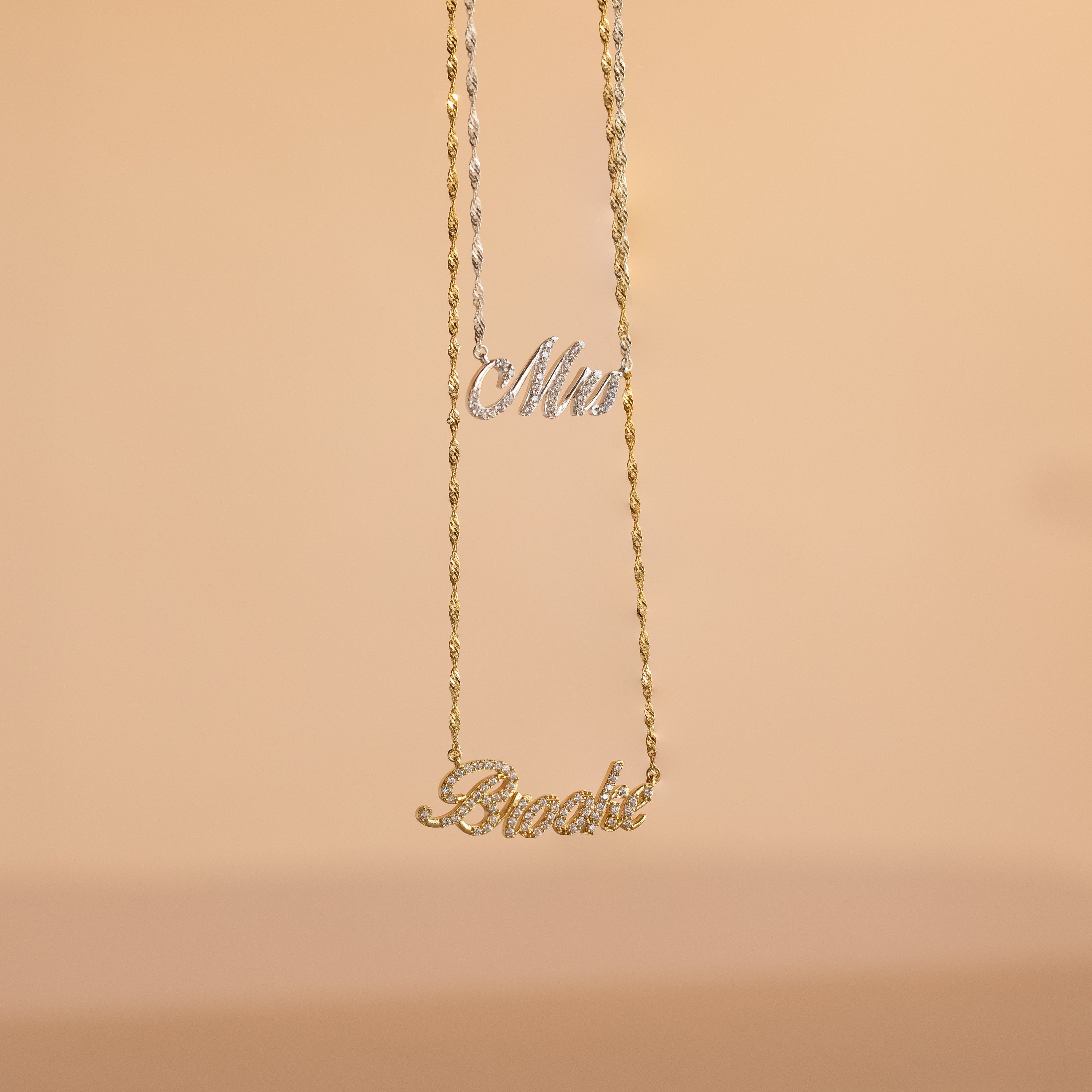 Collar elegante con nombre en pavé