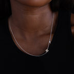 Collar con inicial lateral 