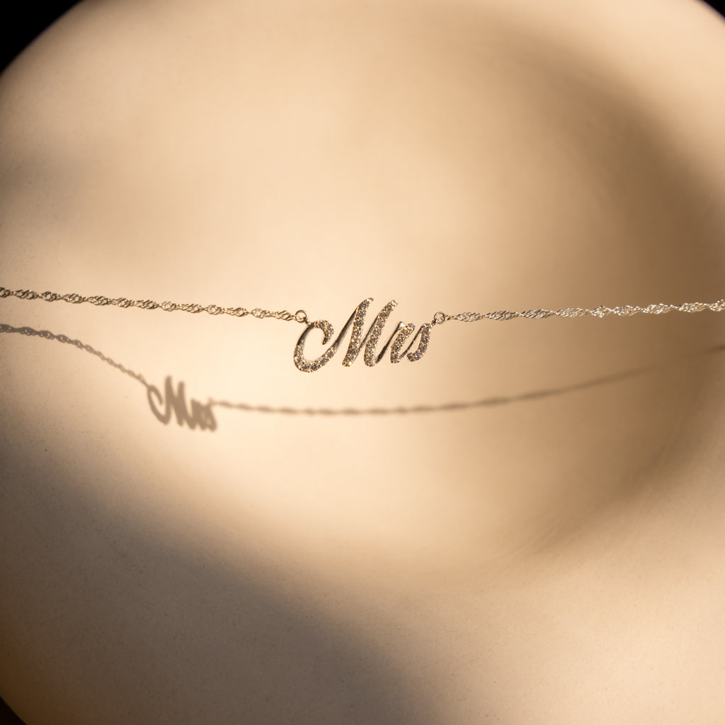 Collar elegante con nombre en pavé