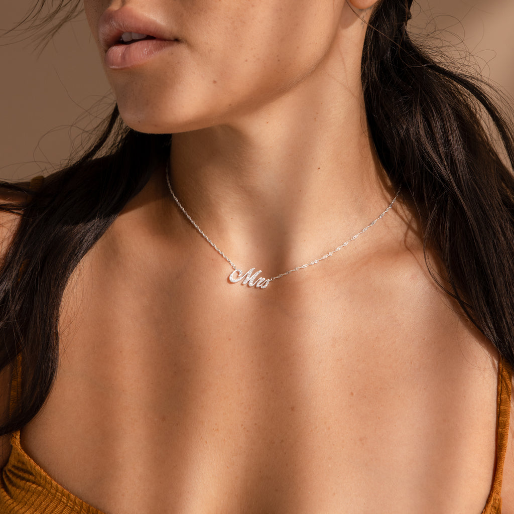 Collar elegante con nombre en pavé