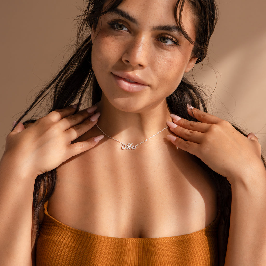 Collar elegante con nombre en pavé