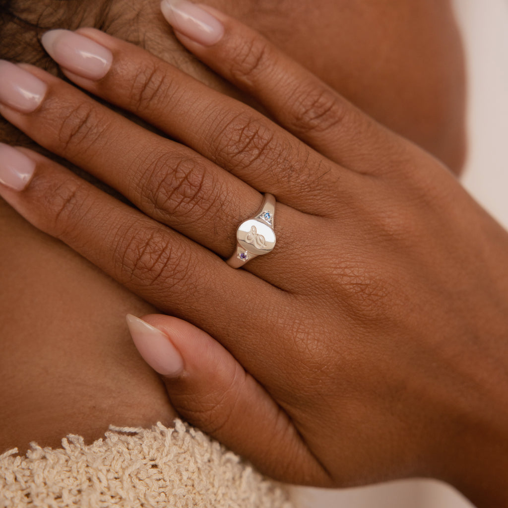 Anillo de sello con piedra de nacimiento inicial