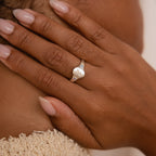 Anillo de sello con piedra de nacimiento inicial