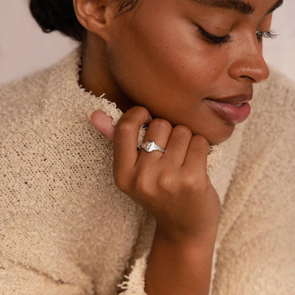 Anillo de sello con piedra de nacimiento inicial