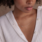 Collar con inicial lateral 