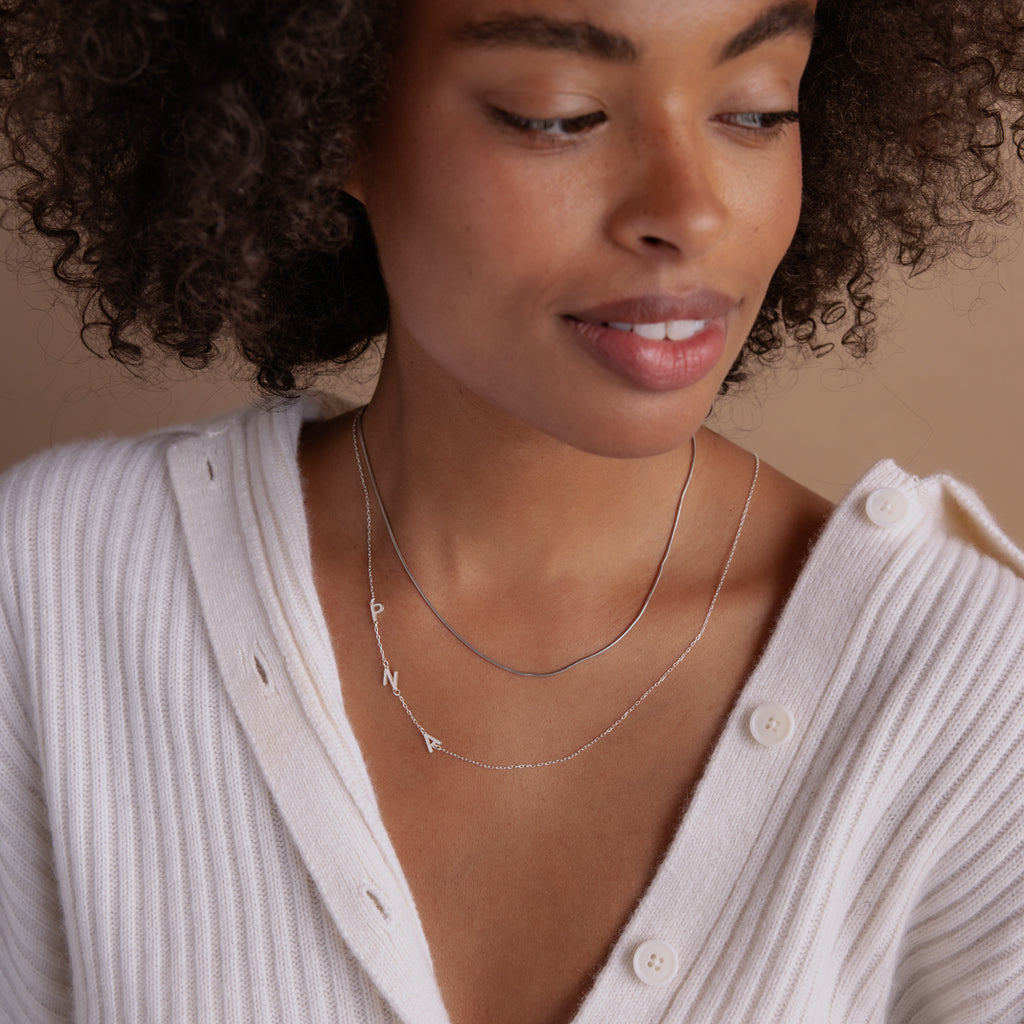 Collar con inicial lateral 