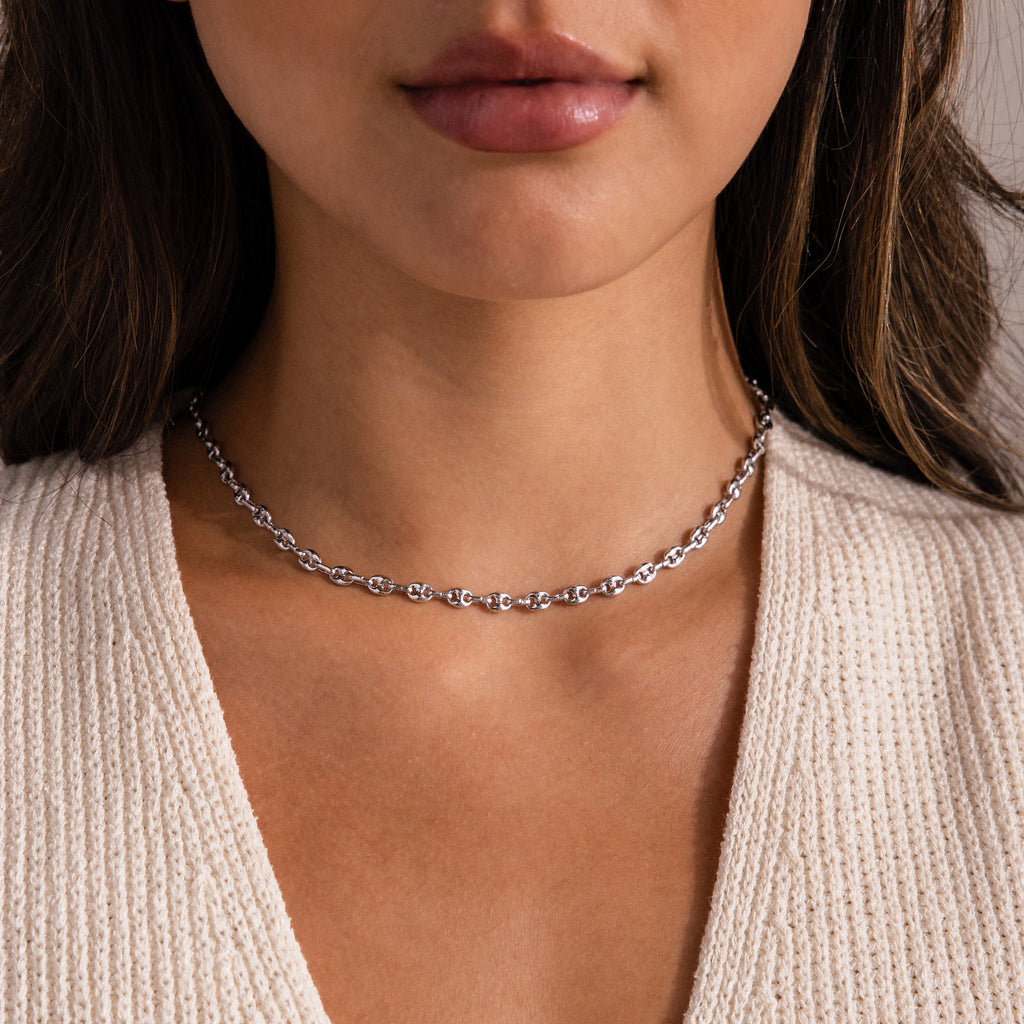 Model wearing a silver mariner chain necklace with polished oval links, styled as a choker.
