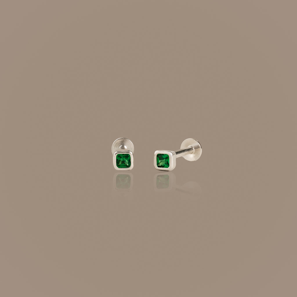 Clous d'oreilles à dos plat avec pierre de naissance et lunette carrée