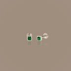 Clous d'oreilles à dos plat avec pierre de naissance et lunette carrée