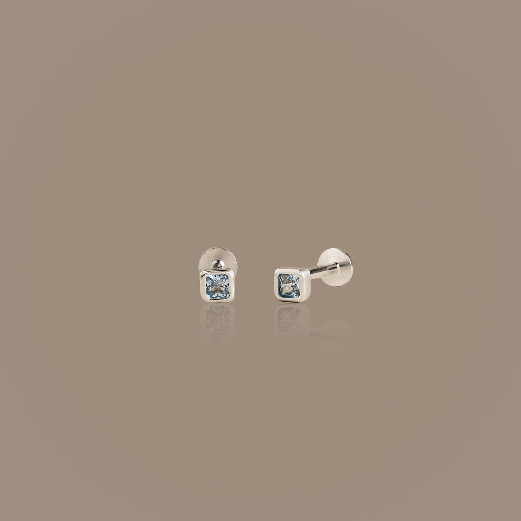 Clous d'oreilles à dos plat avec pierre de naissance et lunette carrée