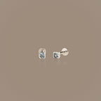 Clous d'oreilles à dos plat avec pierre de naissance et lunette carrée