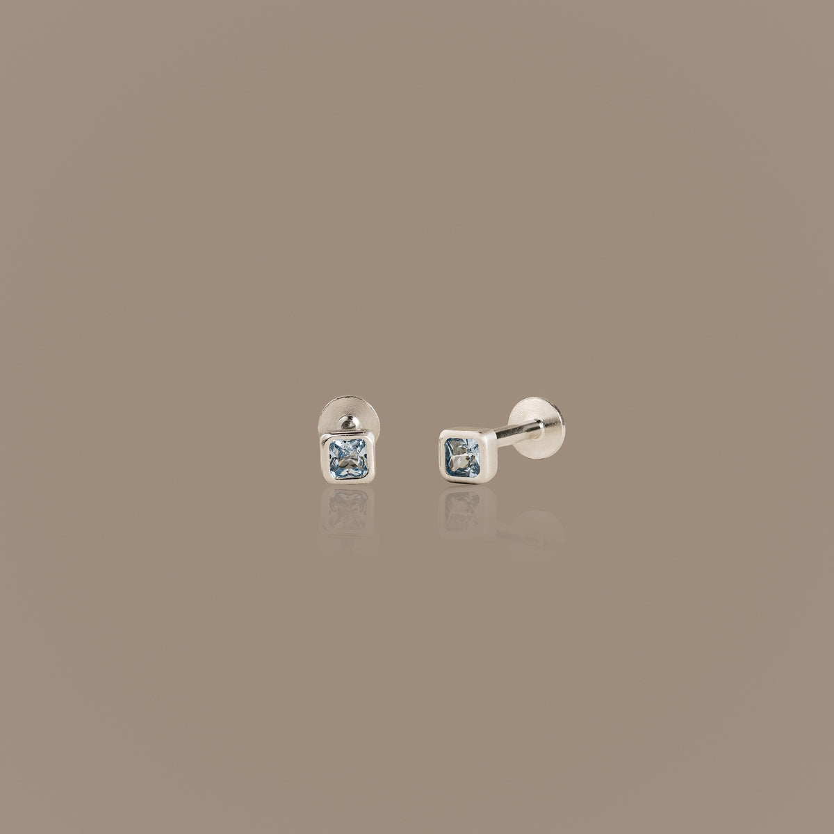 Clous d'oreilles à dos plat avec pierre de naissance et lunette carrée