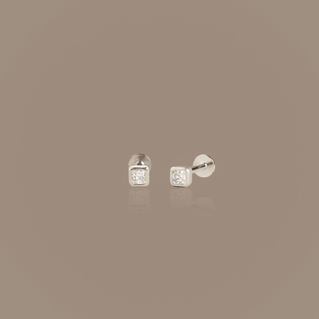 Clous d'oreilles à dos plat avec pierre de naissance et lunette carrée
