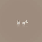 Clous d'oreilles à dos plat avec pierre de naissance et lunette carrée