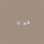 Clous d'oreilles à dos plat avec pierre de naissance et lunette carrée