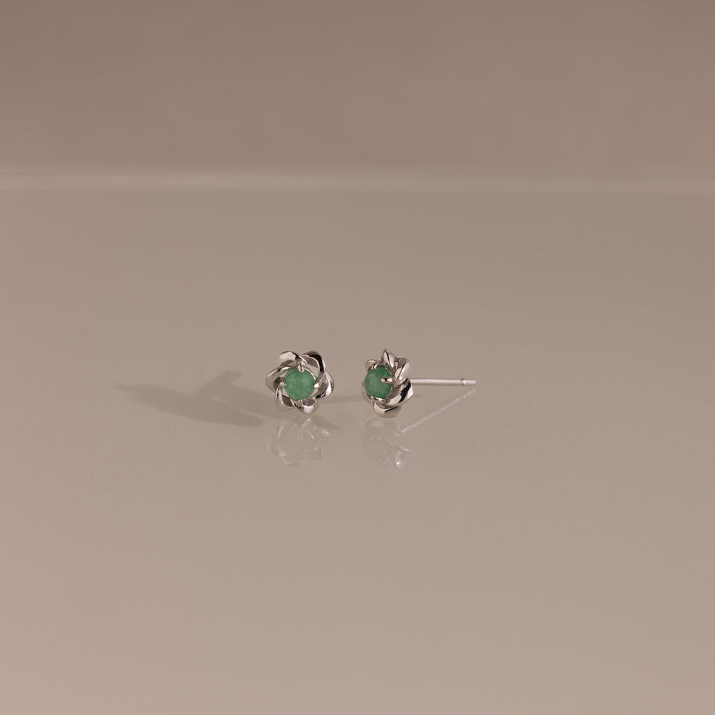 Mini clous d'oreilles en argent sterling avec fleur de jade