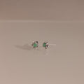 Mini clous d'oreilles en argent sterling avec fleur de jade