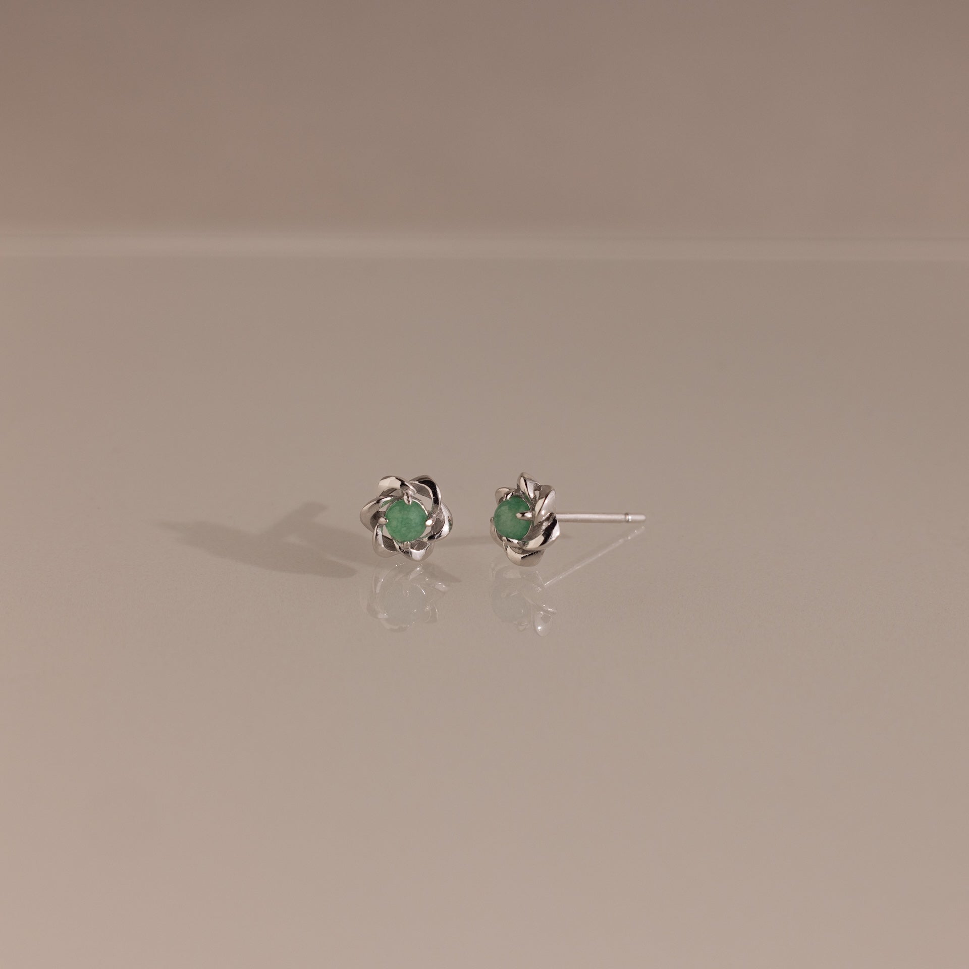 Mini clous d'oreilles en argent sterling avec fleur de jade