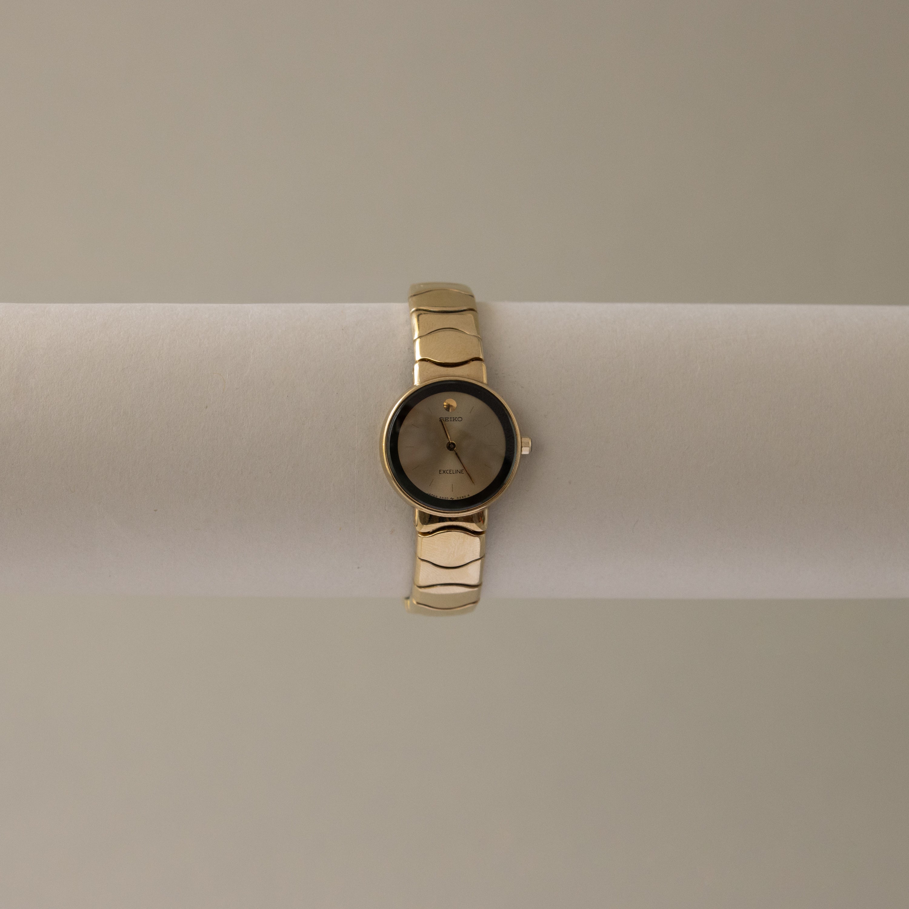 Vintage Seiko Sleek Round Gold Watch