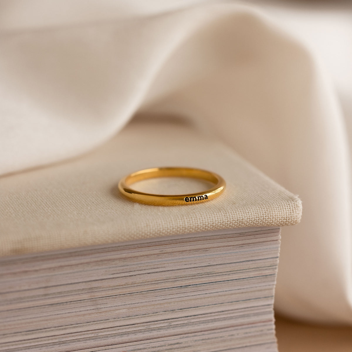Bague avec petit nom gravé