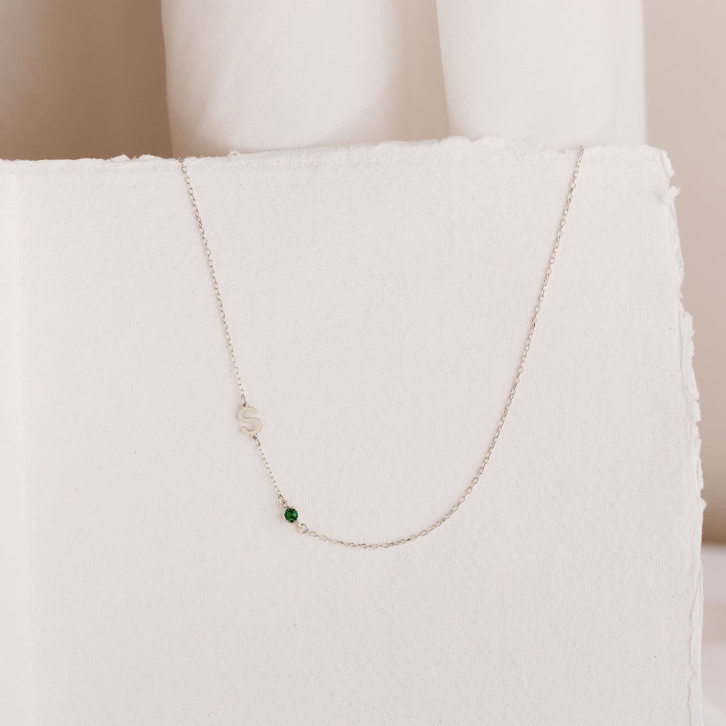 Collar con piedra natal inicial lateral