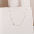 Collar con piedra natal inicial lateral