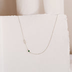 Collar con piedra natal inicial lateral