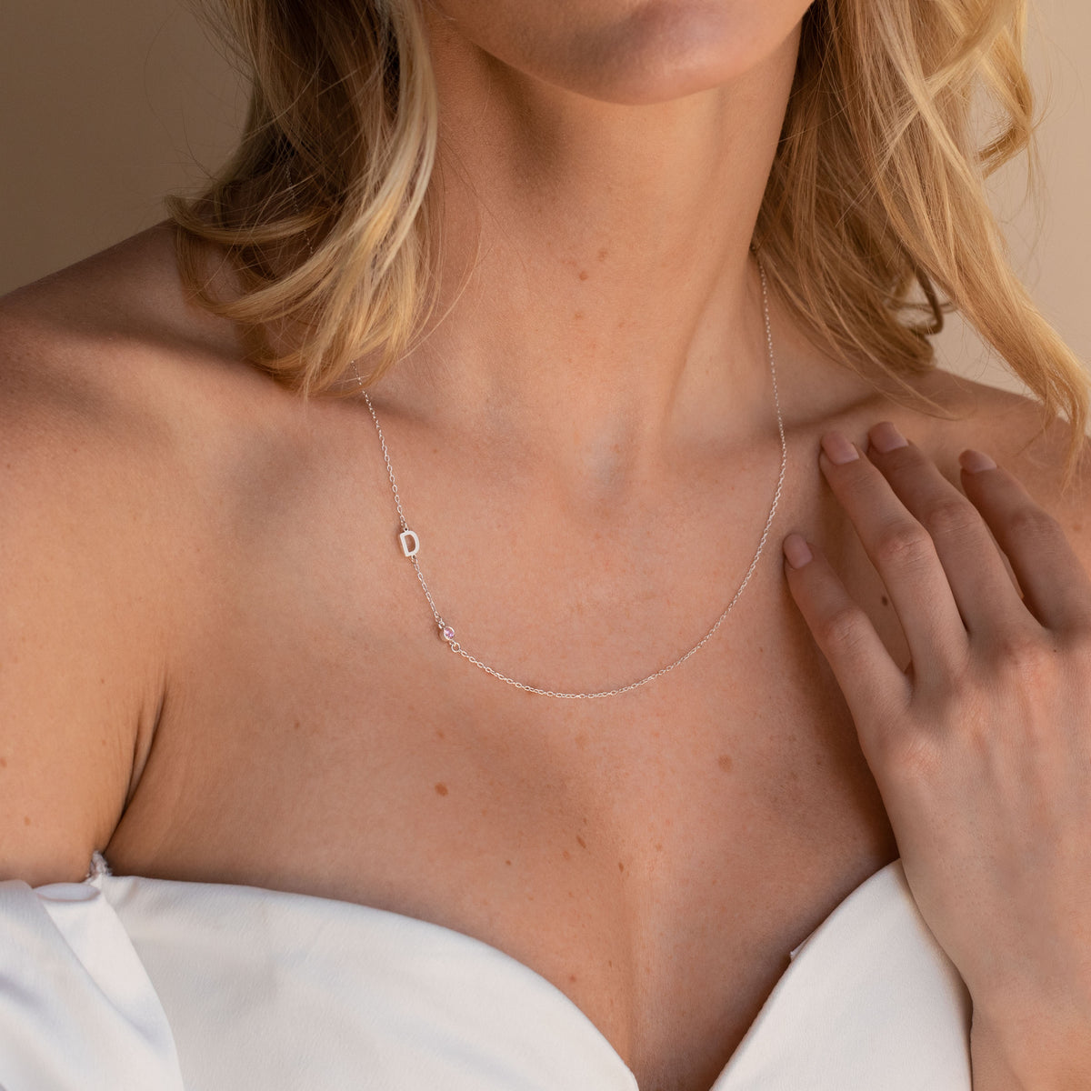 Collar con piedra natal inicial lateral