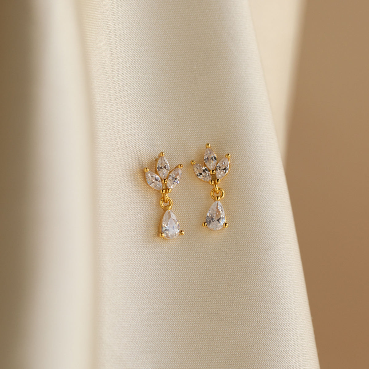 Puces d'oreilles pendantes diamant marquise