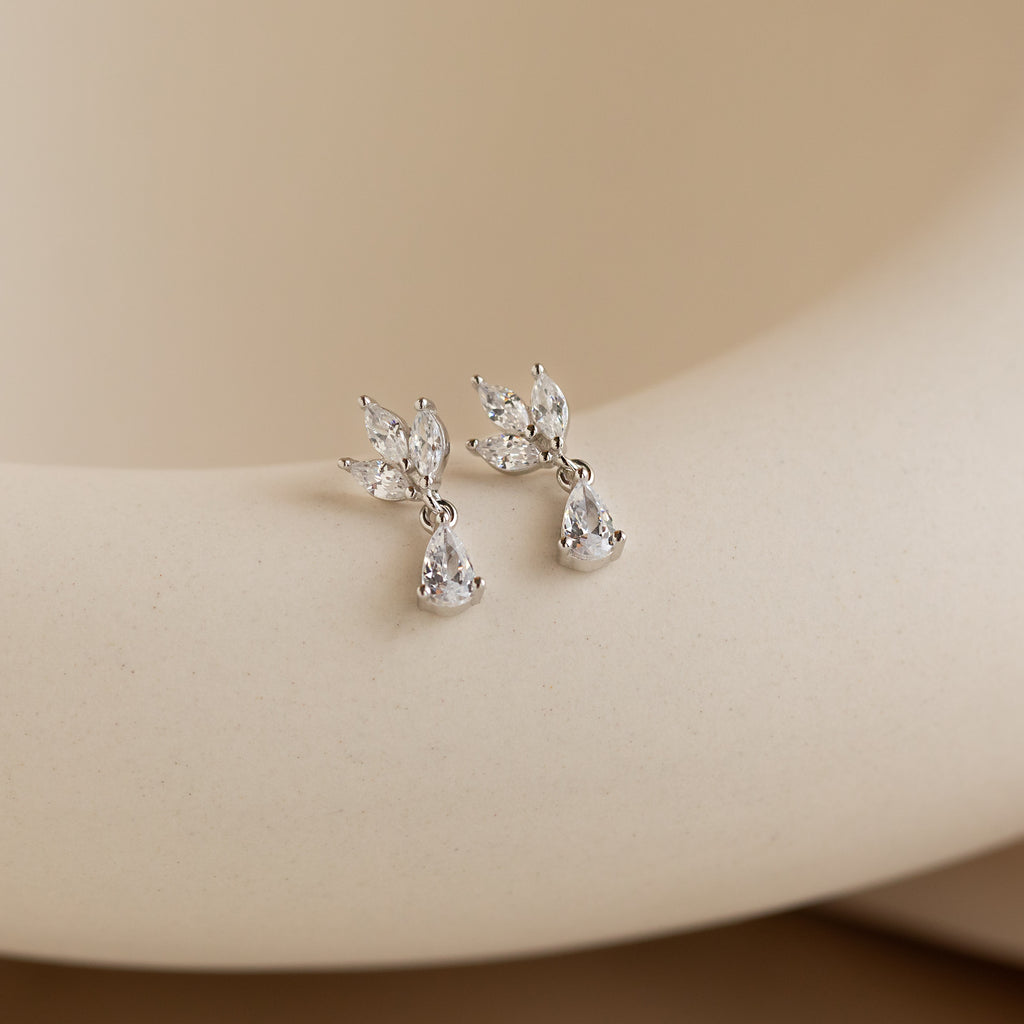Aretes colgantes con diamantes de talla marquesa