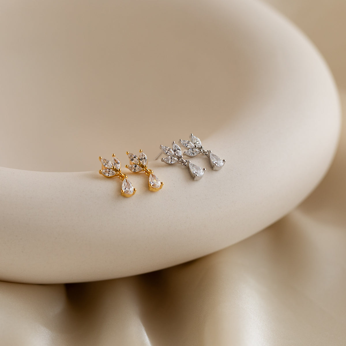 Aretes colgantes con diamantes de talla marquesa