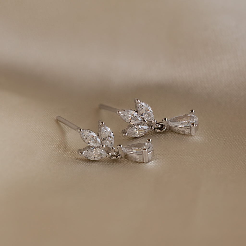 Aretes colgantes con diamantes de talla marquesa