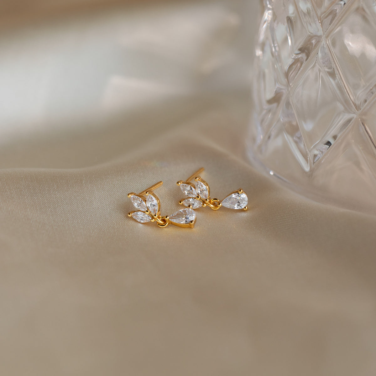 Puces d'oreilles pendantes diamant marquise
