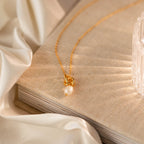 Collar de perlas con nudo delicado