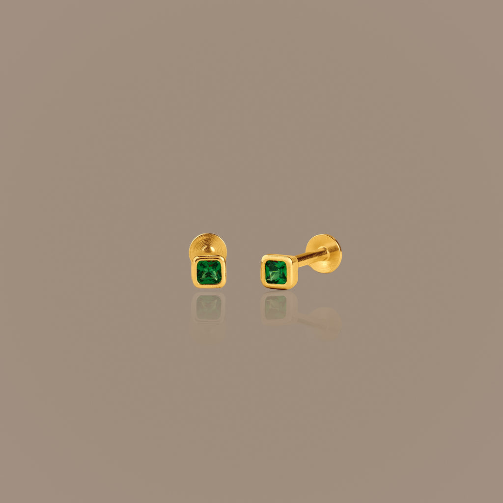 Clous d'oreilles à dos plat avec pierre de naissance et lunette carrée