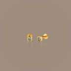 Clous d'oreilles à dos plat avec pierre de naissance et lunette carrée